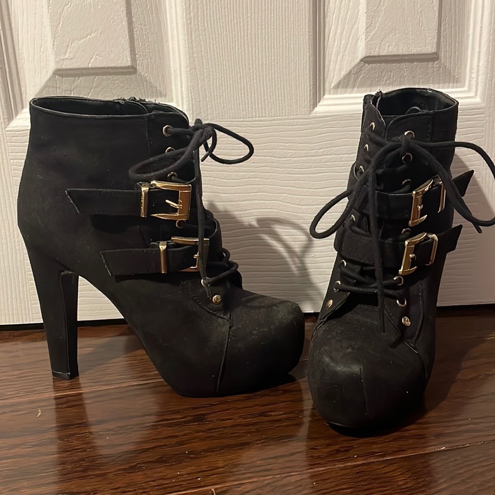 Black heel boots, tie with gold buckles